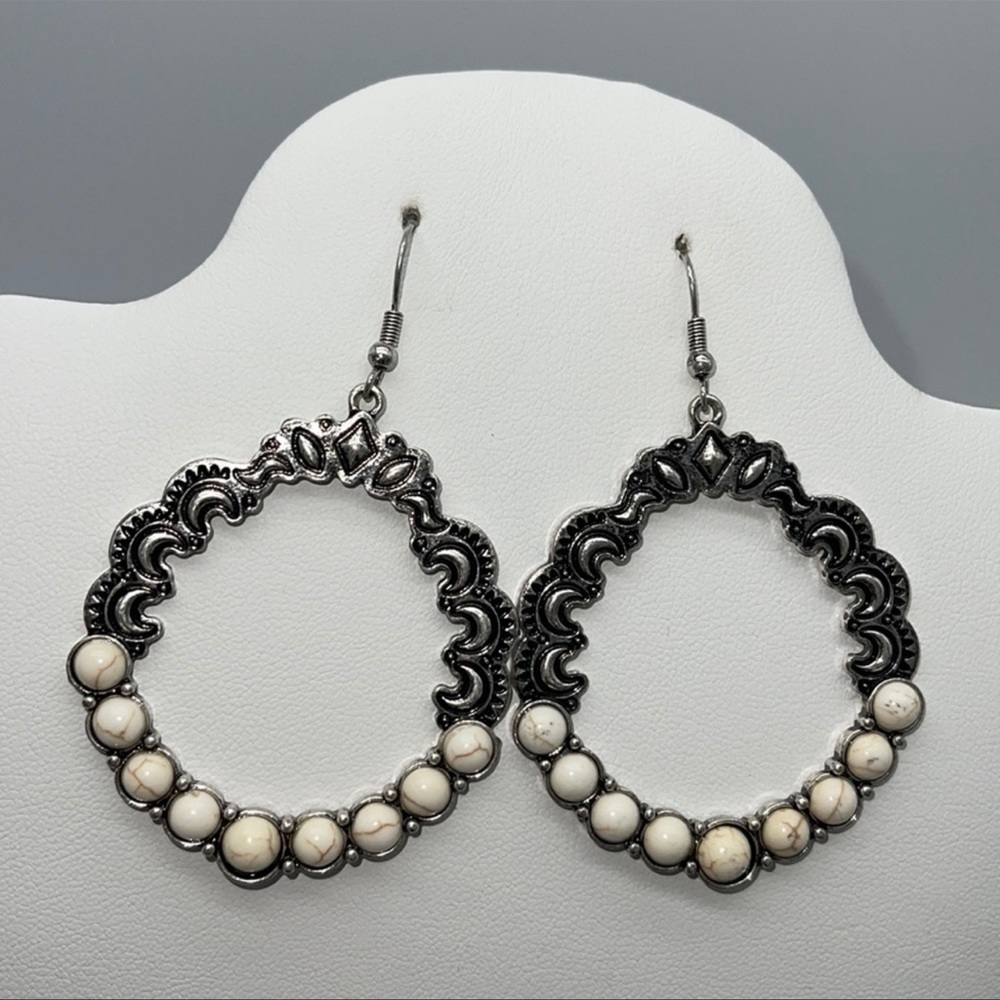White stone bead earrings🤍